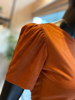 Blusa Suede Mg Curta Caramelo