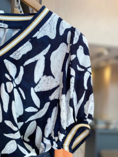 Blusa Estampada Detalhe Gola