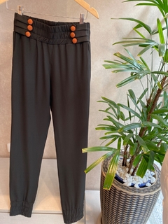 Calça Crepe Jogger Botões Suede na internet