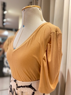 Blusa Básica Decote V Nude