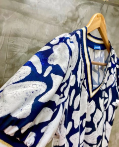 Blusa Estampada Detalhe Gola na internet