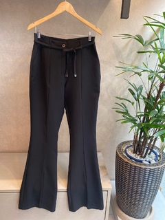 Calça Alfaiataria Flare Preta - comprar online