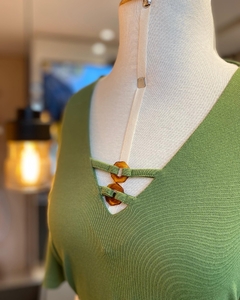 Blusa Lisa Decote c/ Argola Verde