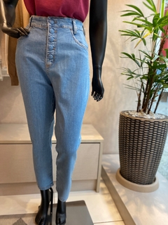 Calça Mom Jeans Botão Forrado - comprar online
