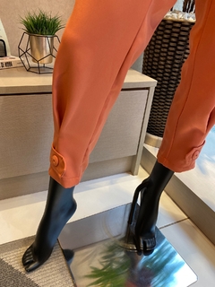 Calça Capri Alfaiataria Botões
