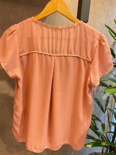 Blusa Crepe Botão Pérola Rosa na internet