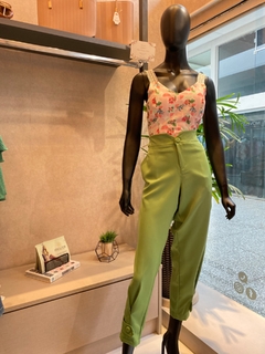 Calça Capri Alfaiataria Botões - comprar online
