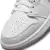 Apresentamos o Air Jordan 1 Mid Light Iron Ore, um calçado feminino de cano médio. Com uma combinação de cores cinza, branco e detalhes em rosa, é um tênis versátil para usar em diferentes ocasiões. O material é de alta qualidade, incluindo couro legítimo