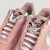 Air Force 1 Sun Club Arctic Orange é o tênis feminino perfeito para o verão. Sua combinação de cores rosa e branco, em camurça e tecido, cria um visual moderno e vibrante. Com ajuste por cadarços, o tênis proporciona conforto e estabilidade aos pés. Seu m
