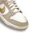 O Nike Dunk Low Gold Swoosh é um tênis original e sofisticado, com cores pastel bege, branco e detalhe dourado. Feito de couro legítimo e tecido, possui ajuste em cadarços e material interno em tecido. Vendido e entregue pela Sneakersjc, com nota fiscal d