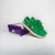O tênis Nike Dunk Low SB St. Patrick's Day é um modelo masculino com um visual marcante, sendo predominantemente verde com detalhes em dourado no swoosh. O material é uma combinação de camurça e tecido, e o tipo de ajuste é por cadarços. Este modelo está 