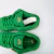 O tênis Nike Dunk Low SB St. Patrick's Day é um modelo masculino com um visual marcante, sendo predominantemente verde com detalhes em dourado no swoosh. O material é uma combinação de camurça e tecido, e o tipo de ajuste é por cadarços. Este modelo está 