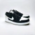 Apresentamos o Air Jordan 1 Low Diamond, um tênis de estilo urbano com design elegante e refinado. Com cano baixo e ajuste por cadarços, é um calçado confortável e versátil para o dia a dia. A combinação de couro legítimo, tecido e camurça nas cores preto