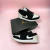 Apresentamos o Air Jordan 1 Low Diamond, um tênis de estilo urbano com design elegante e refinado. Com cano baixo e ajuste por cadarços, é um calçado confortável e versátil para o dia a dia. A combinação de couro legítimo, tecido e camurça nas cores preto