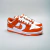 Confeccionado com materiais de alta qualidade, o Nike Dunk Low Feminino Paisley Orange é a escolha perfeita para as fashionistas. Com um design moderno e elegante, a sneaker apresenta uma combinação de cores laranja e branco, que tornam seu visual ainda m