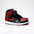 Os tênis Air Jordan 1 High - Patent Bred são perfeitos para os amantes de estilo e autenticidade. Com uma combinação clássica de cores em vermelho e preto, esses tênis unissex são verdadeiros ícones de design. Feitos com couro envernizado de alta qualidad