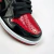 Os tênis Air Jordan 1 High - Patent Bred são perfeitos para os amantes de estilo e autenticidade. Com uma combinação clássica de cores em vermelho e preto, esses tênis unissex são verdadeiros ícones de design. Feitos com couro envernizado de alta qualidad