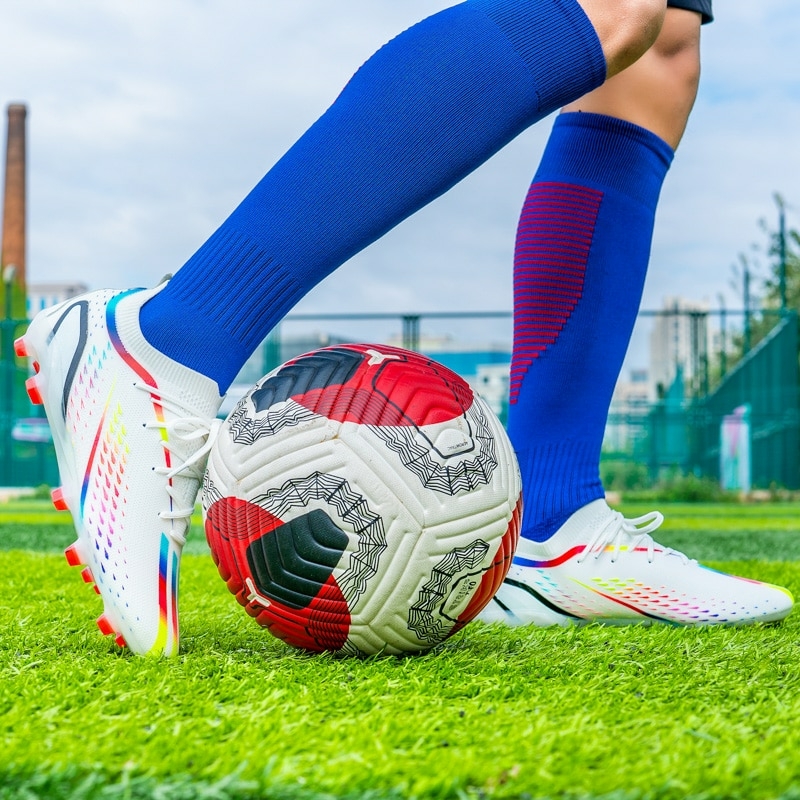 Sapatos de jogador de futebol de bola de futebol e campo de grama
