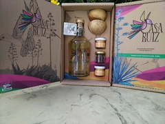 Mezcal Espadín Reposado - 750ml con dos jicaritas y tres sales