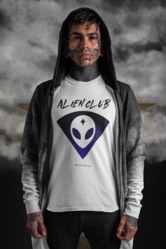 Camiseta Masculina | "Alien Club" na internet
