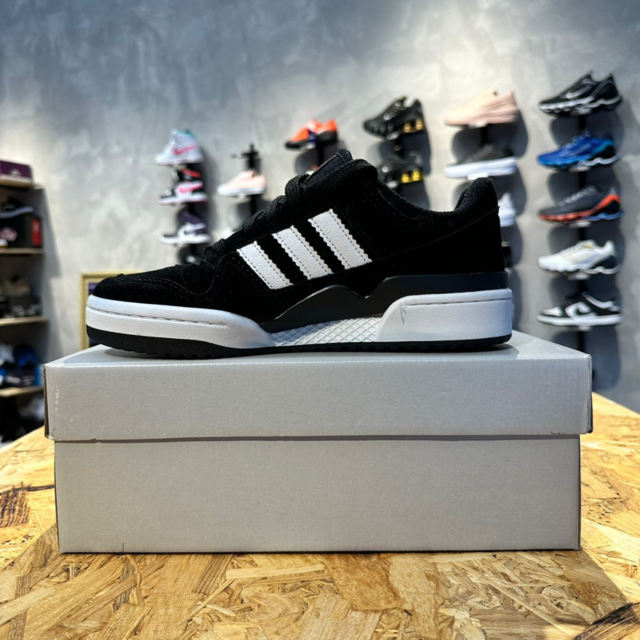 Tênis Adidas Fórum Low Camurça Preto com Branco