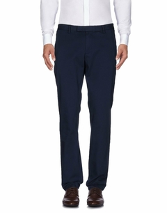 Pantalón clásico de corte regular y formal, una prenda imprescindible en tu guardarropa. Este pantalón está confeccionado con una combinación de materiales de alta calidad: poliéster, viscosa y elastano. 