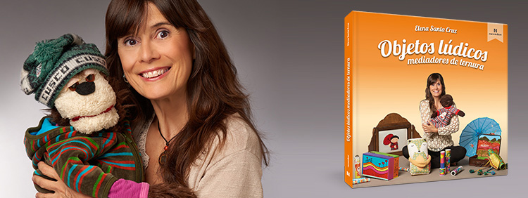 Foto de la autora y el libro