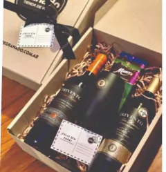 Box Trivento, 1 Golden Reserve Malbec, 1 Blac Serie Cab Franc, 1 copa de cristal transparente y Chocolate Suizo