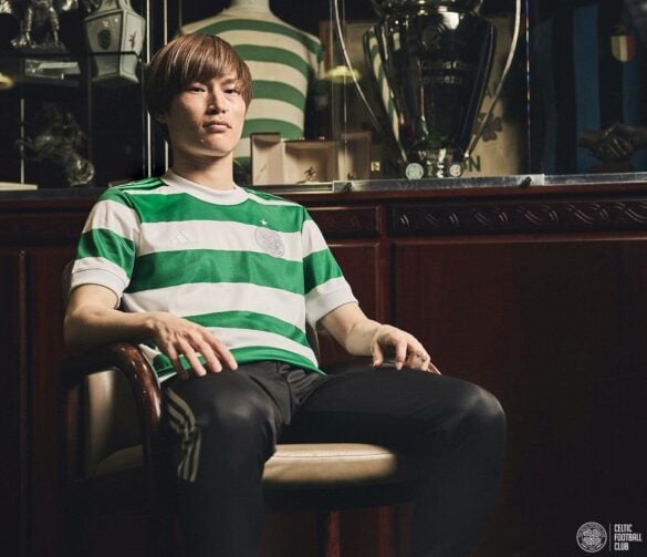 Camisa 120 anos do Celtic FC, listras horizontais em verde e branco, escudo Adidas discreto no peito, estilo clássico | Tevo Sports