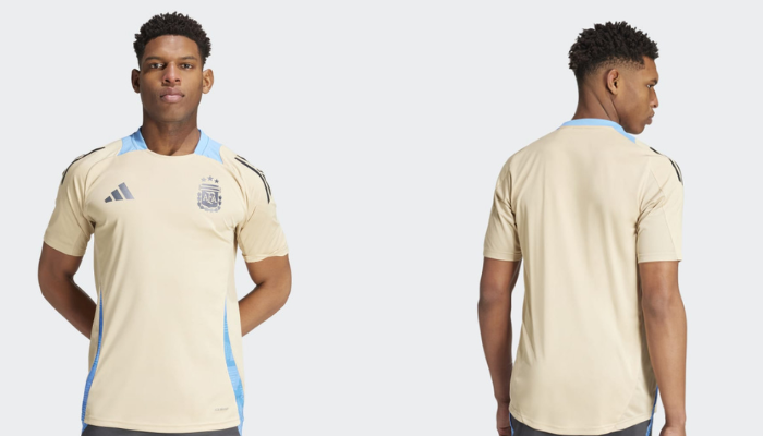 A Camisa de Treino Argentina Adidas 2024-2025 apresenta um design elegante em dourado, azul e preto, com detalhes em azul claro no colar e nos painéis laterais. O logotipo da Adidas é dourado e está localizado no lado direito do peito, enquanto o logotipo da AFA é dourado e está localizado no lado esquerdo do peito.