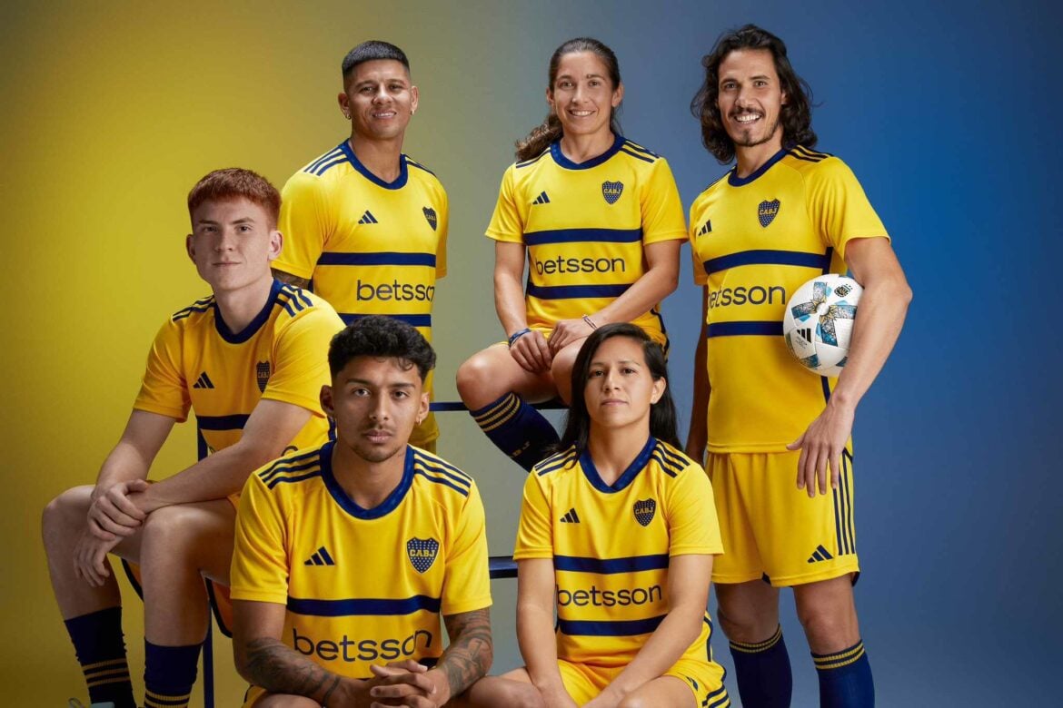 Camisa Boca Juniors 2023/24  cor amarela predominante, realçada por duas faixas horizontais em azul escuro | Tevo Sports