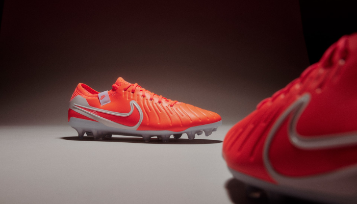 Chuteira de futebol Nike Tiempo Legend X Elite FG em cores vermelho e branco. Apresenta design moderno com cabedal FlyTouch+ macio e travas circulares para máxima tração e agilidade em campo.