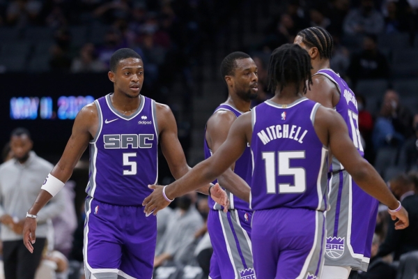 Jersey Regata Nike NBA Sacramento Kings Icon Edition 2017/23 em roxo, branco e cinza, com tecnologia Dri-Fit para conforto e estilo. Adquira com 10% de desconto na primeira compra e frete grátis para todo o Brasil.