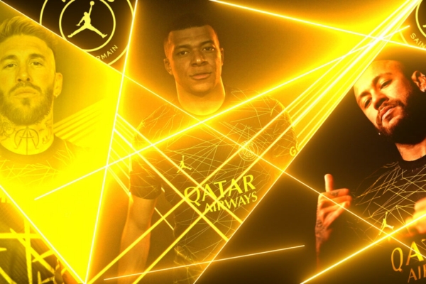 Quarta camisa do PSG Jordan 2022-2023, preta com linhas amarelas, gola redonda, escudo e logo Jordan em amarelo. Nas costas, espaço amplo preto para numeração e nome dos atletas em amarelo.