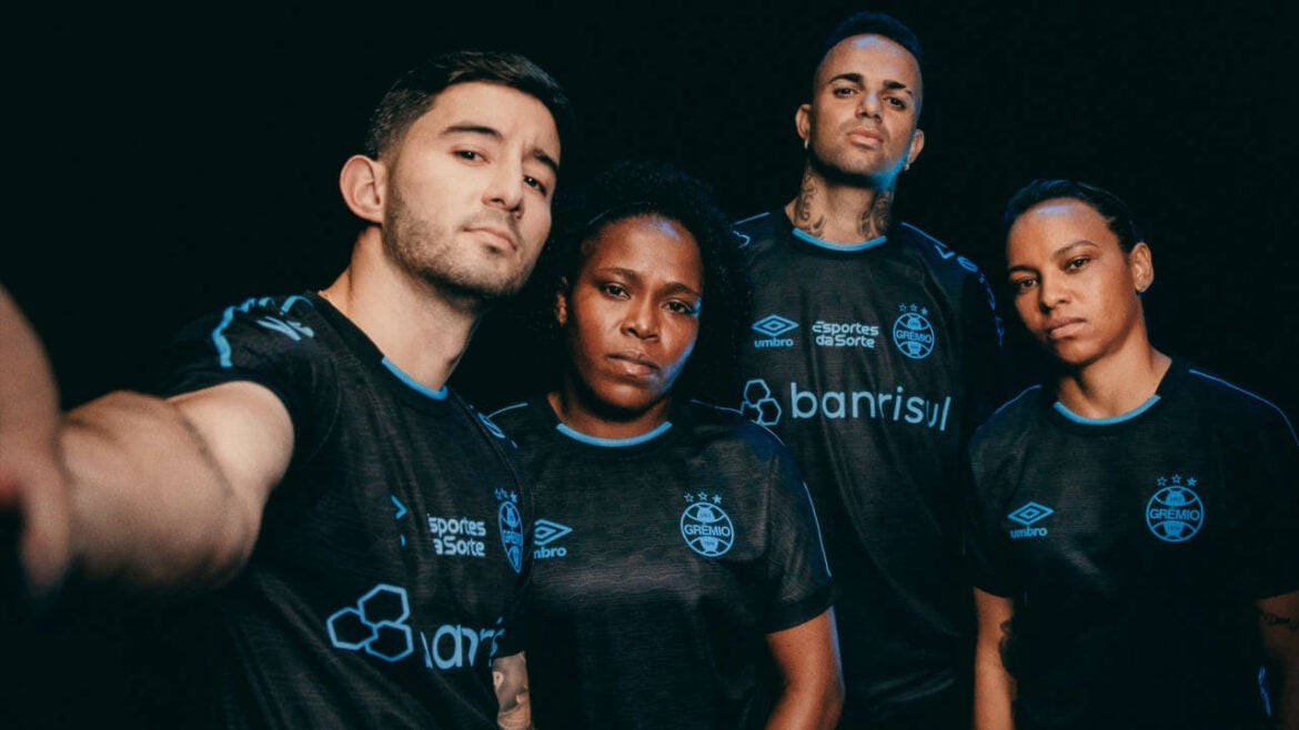 Terceira Camisa do Grêmio 2023/24 em preto e azul 120 anos do clube os detalhes em azul celeste e a linha azul nas mangas e ombros agregam um toque de sofisticação | Tevo Sports