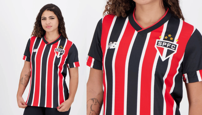 Camisa Reserva Feminina São Paulo FC Adidas 2024/25 listrada em vermelho e preto com detalhes em branco. Gola V preta com bordas vermelhas, mangas pretas na parte superior e listradas na parte inferior. Escudo do São Paulo FC no lado esquerdo do peito, frase "Sentimento que jamais acabará" na parte interna, logo da New Balance em branco no lado direito e selo "Made in Cotia - Atletas e cidadãos" na parte inferior direita.