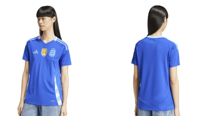 Camisa Reserva Feminina da Seleção Argentina 2024-2025 na cor azul royal. A camisa possui listras celestes e brancas nos ombros, o escudo da AFA no lado esquerdo do peito e o logo da Adidas no lado direito. 