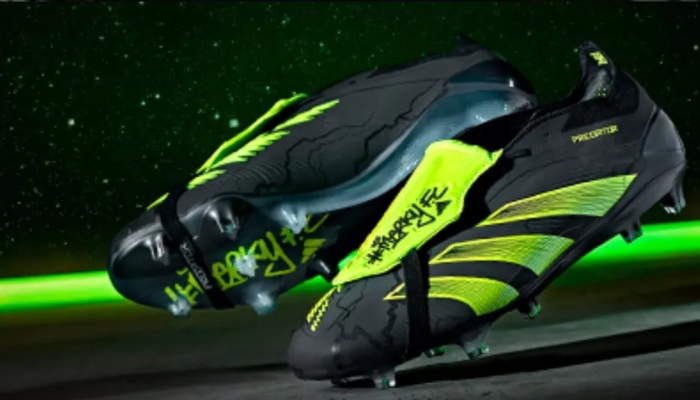 A chuteira adidas Predator 24 Foldover Tongue FC Merky FC Preta e Verde Fluorescente (Edição Limitada) possui um cabedal HybridTouch 2.0 preto com detalhes verdes fluorescentes e gráficos de relâmpago. 