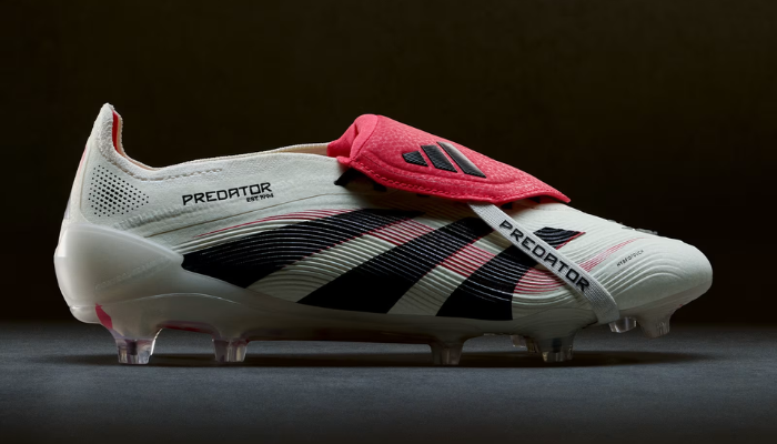 Chuteira adidas Predator 25 Foldover Tongue FG Goal Hunter em branco, preto e vermelho, com design clássico e detalhes icônicos da linha Predator, oferecendo controle, tração e conforto excepcionais.