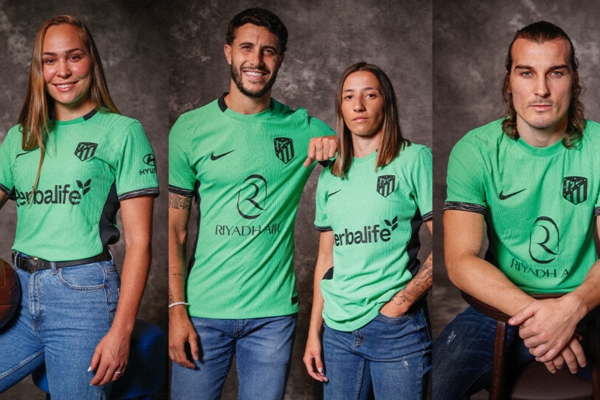 Terceira Camisa Atlético de Madrid Nike 2023-2024 em verde e preto, gola redonda, detalhes elegantes, escudo Atleti e logotipos Nike e patrocinadores em destaque.