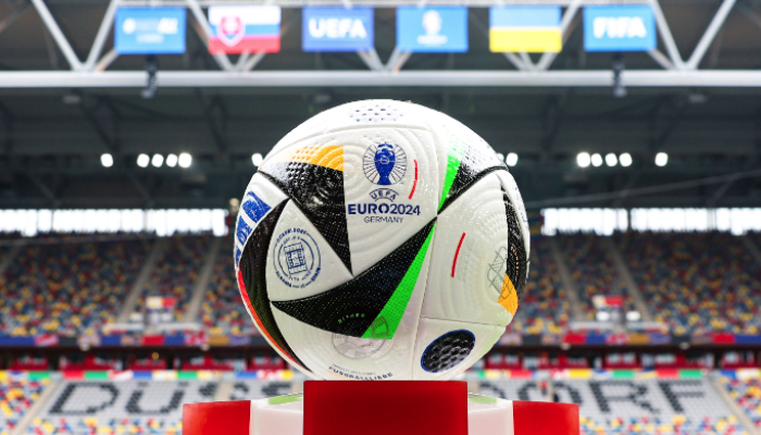 Bola de futebol Adidas Euro 24 Fussballliebe Pro Match Ball, com design termicamente selado e sem costura, certificada pela FIFA Quality Pro. Possui gráficos vibrantes inspirados nas cores das 24 nações participantes da Euro 2024, garantindo precisão, controle e alta performance em campo.