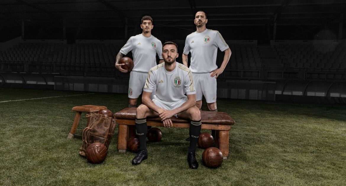 Camisa 125 anos da Seleção da Itáliana cor branca, esta camisa é uma homenagem ao primeiro uniforme da história da seleção. Com as icônicas três listras douradas nas mangas e detalhes que remetem aos modelos de algodão antigos - Tevo Sports