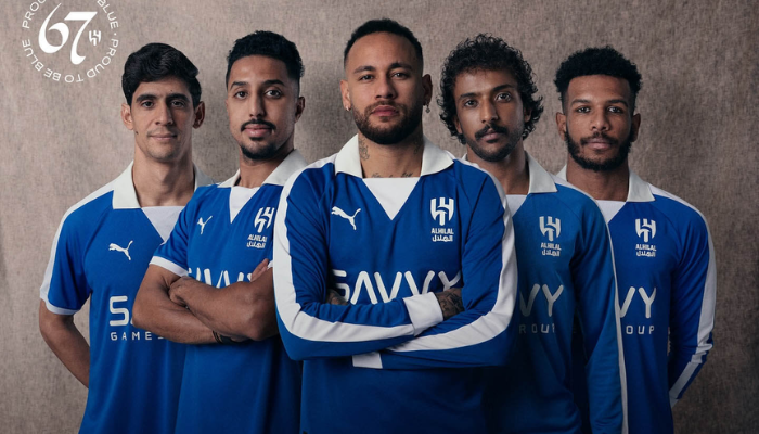 Camisa oficial do Al-Hilal em comemoração aos 67 anos do clube. A peça, nas cores azul e branca, apresenta detalhes inspirados no uniforme utilizado por Roberto Rivellino nos anos 70 e 80. 