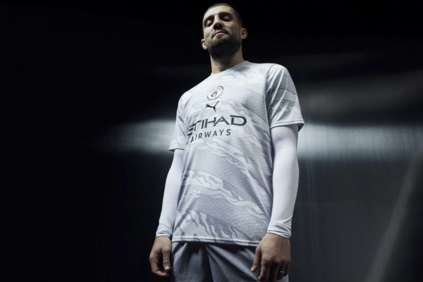 Camisa Ano Novo Chinês Manchester City Puma 2024: Edição Especial Cinza com ilustrações de dragão e detalhes em metal.