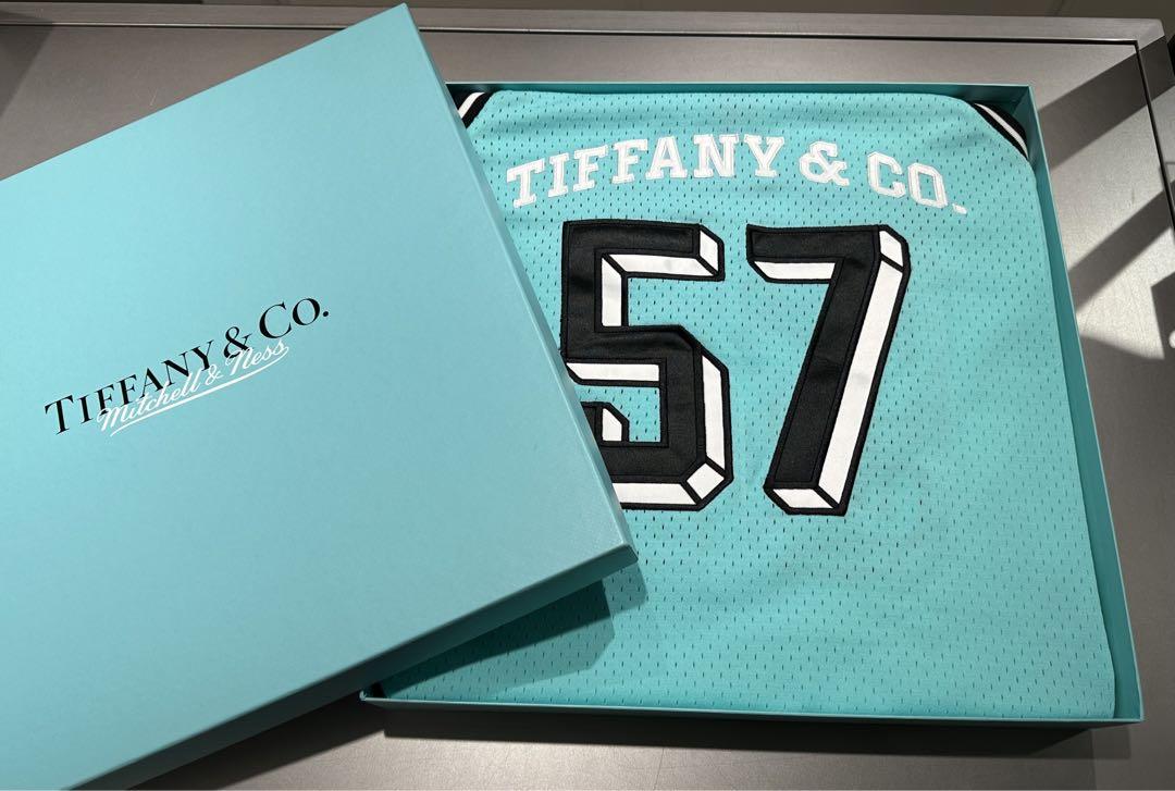 Detalhe da camisa de basquete Tiffany & Co. X NBA X Mitchell & Ness em Tiffany Blue/Black. Logotipo Tiffany na frente, ajuste largo para movimentos livres.