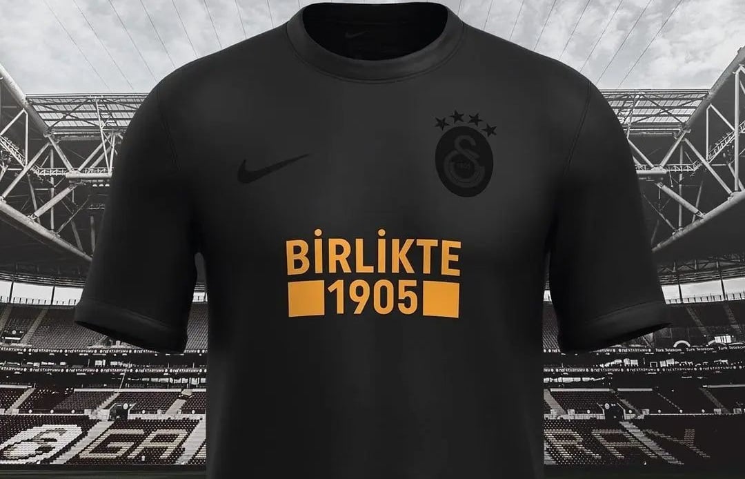 Camisa Blackout do Galatasaray 2022/23 - Torcedor | Tevo Sports, frente e verso, cor preta com patrocínio máster em laranja e escudo do Galatasaray