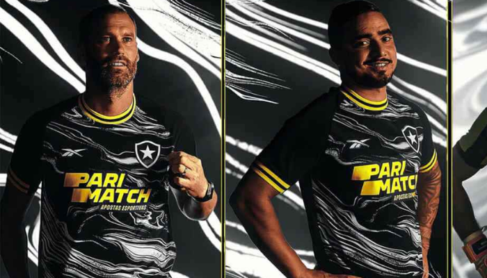 Camisa masculina do Botafogo 2024/2025 (4ª camisa). Design em preto, branco e amarelo, com grafismo inspirado na torcida e a frase "Sangue Alvinegro" na barra. Gola raglan amarela, punhos detalhados, escudo no peito esquerdo e logo Reebok no direito.