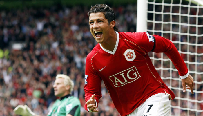 Camisa titular retrô do Manchester United da temporada 2006/2007, na cor vermelha com detalhes em branco e dourado. Apresenta o logo da Nike, o escudo do Manchester United e o número 7 de Cristiano Ronaldo nas costas.