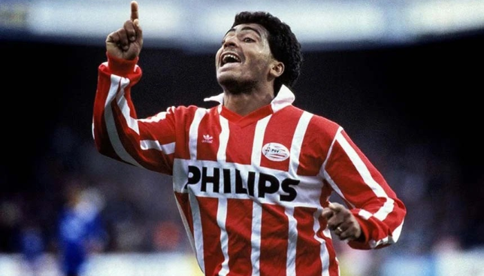 Camisa titular retrô do PSV Eindhoven da temporada 1990-1992, produzida pela Adidas. A camisa apresenta o design clássico do clube, com as cores branco e vermelho, e o logo da Adidas.