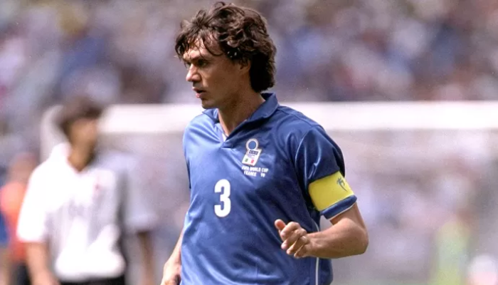 Camisa titular retrô da Seleção Italiana Nike, modelo utilizado na Euro 96. Apresenta as cores azul, branca e dourada, e o design clássico da época. Ideal para fãs do futebol italiano que desejam reviver momentos históricos.